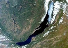 Разница между озерами и морями